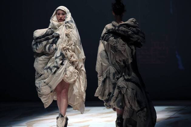 (151026) -- BEIJING, Oct. 25, 2015 -- A model shows a creation of designer Ma Defan s collection during the China Fashion Week in Beijing, capital of China, Oct. 25, 2015. ) (zkr) CHINA-BEIJING-CHINA FASHION WEEK(CN) LixMingfang 