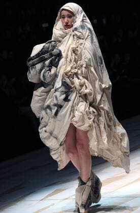 (151026) -- BEIJING, Oct. 25, 2015 -- A model shows a creation of designer Ma Defan s collection during the China Fashion Week in Beijing, capital of China, Oct. 25, 2015. ) (zkr) CHINA-BEIJING-CHINA FASHION WEEK(CN) LixMingfang 