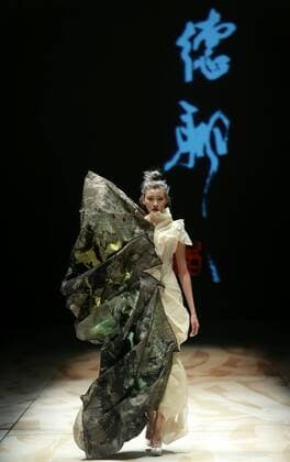(151026) -- BEIJING, Oct. 25, 2015 -- A model shows a creation of designer Ma Defan s collection during the China Fashion Week in Beijing, capital of China, Oct. 25, 2015. ) (zkr) CHINA-BEIJING-CHINA FASHION WEEK(CN) LixMingfang 