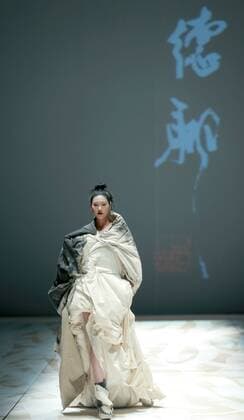 (151026) -- BEIJING, Oct. 25, 2015 -- A model shows a creation of designer Ma Defan s collection during the China Fashion Week in Beijing, capital of China, Oct. 25, 2015. ) (zkr) CHINA-BEIJING-CHINA FASHION WEEK(CN) LixMingfang 