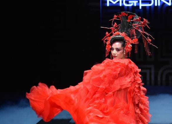 (151026) -- BEIJING, Oct. 26, 2015 -- A model shows the color make-up designed by Mao Geping during the China Fashion Week, in Beijing, capital of China, Oct. 26, 2015. ) (zkr) CHINA-BEIJING-FASHION WEEK-COLOR MAKE-UP(CN) LixHe 