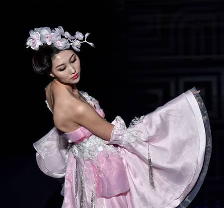 (151026) -- BEIJING, Oct. 26, 2015 -- A model shows the color make-up designed by Mao Geping during the China Fashion Week, in Beijing, capital of China, Oct. 26, 2015. ) (zkr) CHINA-BEIJING-FASHION WEEK-COLOR MAKE-UP(CN) LixHe 