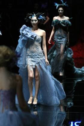 (151026) -- BEIJING, Oct. 26, 2015 -- A model shows the color make-up designed by Mao Geping during the China Fashion Week, in Beijing, capital of China, Oct. 26, 2015. ) (zkr) CHINA-BEIJING-FASHION WEEK-COLOR MAKE-UP(CN) LixMingfang 