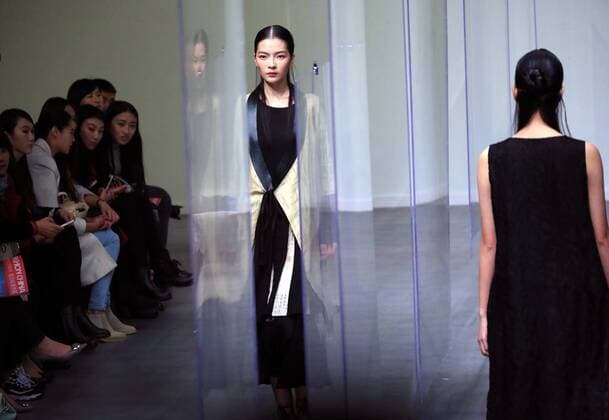 Models display the creation of the Mildtree Hu Jin collection during the China Fashion Week S S 2016 in Beijing, China, Oct. 26, 2015. ) (zhs) CHINA-BEIJING-FASHION WEEK-HU JIN (CN) LixMingfang 