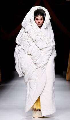 A model displays the creation of Qing s Zheng Qinger collection during the China Fashion Week S S 2016 in Beijing, China, Oct. 26, 2015. ) (zhs) CHINA-BEIJING-FASHION WEEK-ZHENG QINGER (CN) ChenxJianli 