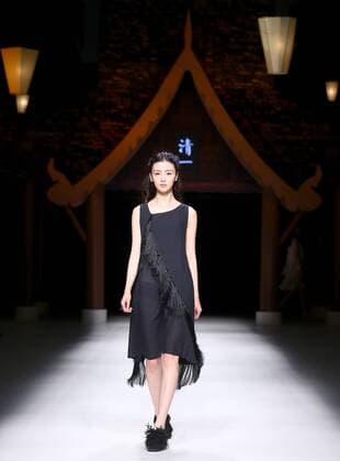 A model displays the creation of Qing s Zheng Qinger collection during the China Fashion Week S S 2016 in Beijing, China, Oct. 26, 2015. ) (zhs) CHINA-BEIJING-FASHION WEEK-ZHENG QINGER (CN) ChenxJianli 