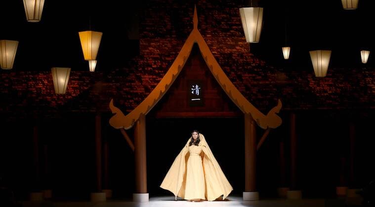 A model displays the creation of Qing s Zheng Qinger collection during the China Fashion Week S S 2016 in Beijing, China, Oct. 26, 2015. ) (zhs) CHINA-BEIJING-FASHION WEEK-ZHENG QINGER (CN) ChenxJianli 