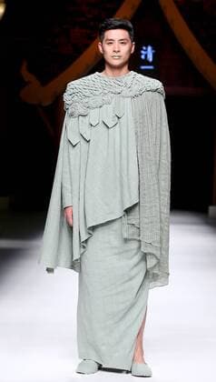 A model displays the creation of Qing s Zheng Qinger collection during the China Fashion Week S S 2016 in Beijing, China, Oct. 26, 2015. ) (zhs) CHINA-BEIJING-FASHION WEEK-ZHENG QINGER (CN) ChenxJianli 