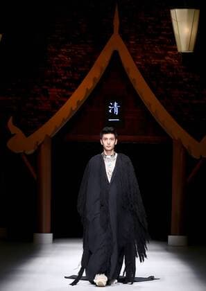 A model displays the creation of Qing s Zheng Qinger collection during the China Fashion Week S S 2016 in Beijing, China, Oct. 26, 2015. ) (zhs) CHINA-BEIJING-FASHION WEEK-ZHENG QINGER (CN) ChenxJianli 