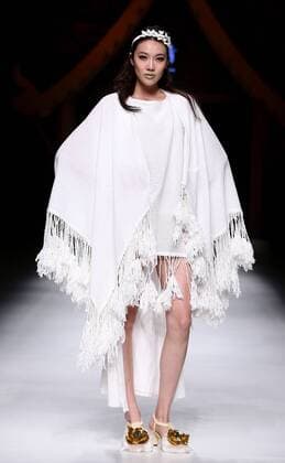 A model displays the creation of Qing s Zheng Qinger collection during the China Fashion Week S S 2016 in Beijing, China, Oct. 26, 2015. ) (zhs) CHINA-BEIJING-FASHION WEEK-ZHENG QINGER (CN) ChenxJianli 