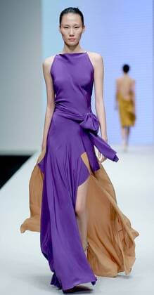 A model displays the creation by Greek designer Angelos Bratis during the China Fashion Week S S 2016 in Beijing, China, Oct. 26, 2015. ) (zhs) CHINA-BEIJING-FASHION WEEK-ANGELOS BRATIS (CN) ChenxJianli 