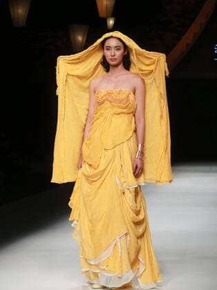 BEIJING, CHINA - OCTOBER 26: (CHINA OUT) A model showcases designs on the runway at Qing s Zheng Qinger Collection during the Mercedes-Benz China Fashion Week Spring Summer 2016 at Beijing Hotel on October 26, 2015 in Beijing, China.  CFP474944473