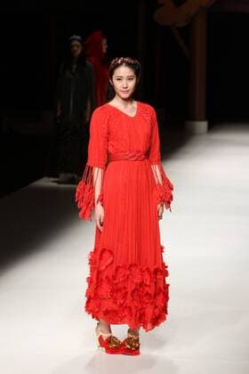 BEIJING, CHINA - OCTOBER 26: (CHINA OUT) A model showcases designs on the runway at Qing s Zheng Qinger Collection during the Mercedes-Benz China Fashion Week Spring Summer 2016 at Beijing Hotel on October 26, 2015 in Beijing, China.  CFP474944481