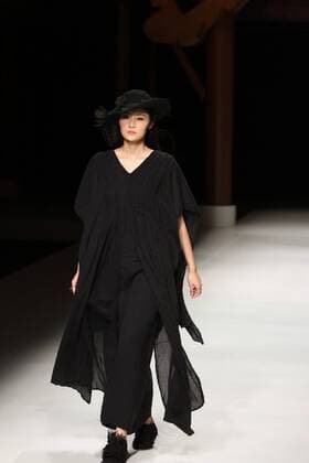 BEIJING, CHINA - OCTOBER 26: (CHINA OUT) A model showcases designs on the runway at Qing s Zheng Qinger Collection during the Mercedes-Benz China Fashion Week Spring Summer 2016 at Beijing Hotel on October 26, 2015 in Beijing, China.  CFP474944517