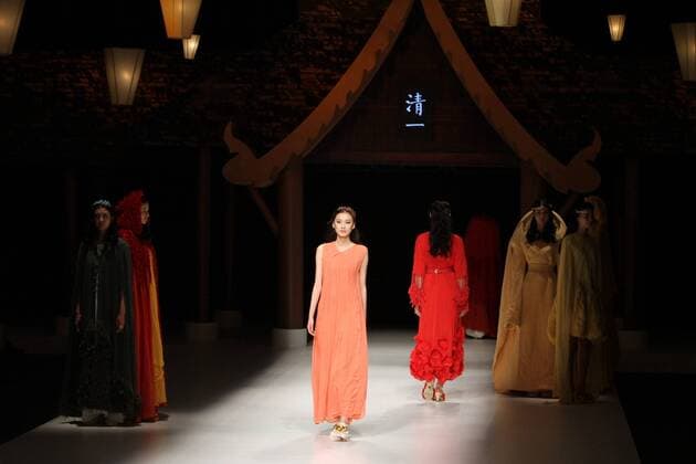 BEIJING, CHINA - OCTOBER 26: (CHINA OUT) Models showcase designs on the runway at Qing s Zheng Qinger Collection during the Mercedes-Benz China Fashion Week Spring Summer 2016 at Beijing Hotel on October 26, 2015 in Beijing, China.  CFP474944520