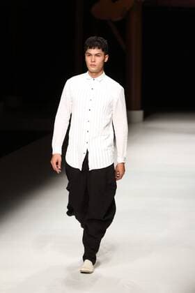 BEIJING, CHINA - OCTOBER 26: (CHINA OUT) A model showcases designs on the runway at Qing s Zheng Qinger Collection during the Mercedes-Benz China Fashion Week Spring Summer 2016 at Beijing Hotel on October 26, 2015 in Beijing, China.  CFP474944523