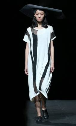 (151027) -- BEIJING, Oct. 27, 2015 -- A model presents a creation of Rosemoo Li Bonan collection during the China Fashion Week in Beijing, capital of China, Oct. 27, 2015. ) (zkr) CHINA-BEIJING-FASHION WEEK(CN) ChenxJianli 