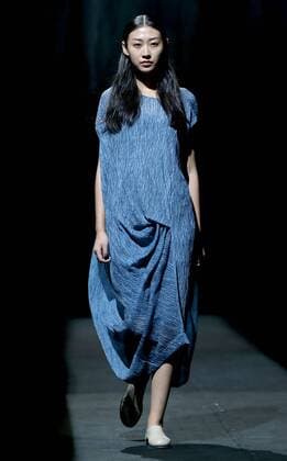 (151027) -- BEIJING, Oct. 27, 2015 -- A model presents a creation of Rosemoo Li Bonan collection during the China Fashion Week in Beijing, capital of China, Oct. 27, 2015. ) (zkr) CHINA-BEIJING-FASHION WEEK(CN) ChenxJianli 