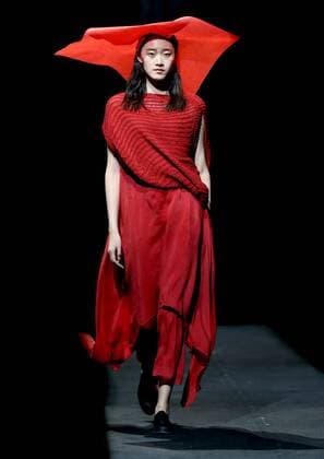 (151027) -- BEIJING, Oct. 27, 2015 -- A model presents a creation of Rosemoo Li Bonan collection during the China Fashion Week in Beijing, capital of China, Oct. 27, 2015. ) (zkr) CHINA-BEIJING-FASHION WEEK(CN) ChenxJianli 