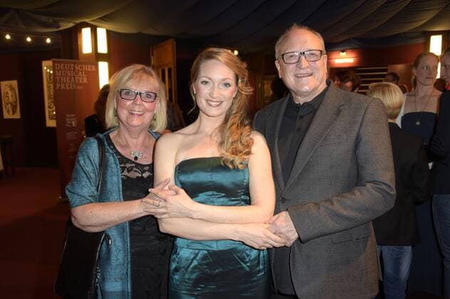 Julia Klotz mit ihren Eltern bei der Verleihung des Deutschen Musical Theater Preises 2015 im TIPI am Kanzleramt. Berlin, 26.10.2015 Foto:xFredericx xFuturexImage