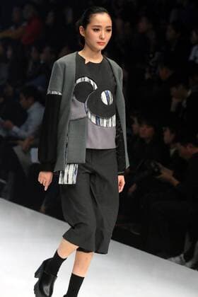 (151027) -- BEIJING, Oct. 27, 2015 -- A model shows a creation during the finals of the 24th Jeanswest Fashion Award in Beijing, capital of China,Oct. 27, 2015. ) (yxb) CHINA-BEIJING-FASHION AWARD(CN) LixMingfang 