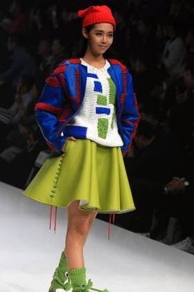(151027) -- BEIJING, Oct. 27, 2015 -- A model shows a creation during the finals of the 24th Jeanswest Fashion Award in Beijing, capital of China,Oct. 27, 2015. ) (yxb) CHINA-BEIJING-FASHION AWARD(CN) LixMingfang 