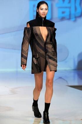 (151027) -- BEIJING, Oct. 27, 2015 -- A model shows a creation during the finals of the 24th Jeanswest Fashion Award in Beijing, capital of China,Oct. 27, 2015. ) (yxb) CHINA-BEIJING-FASHION AWARD(CN) LixMingfang 