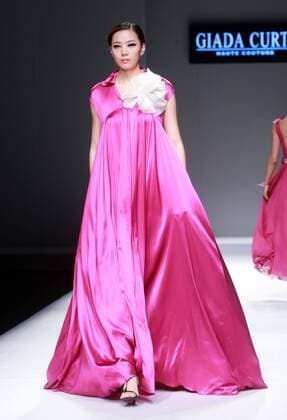 (151027) -- BEIJING, Oct. 27, 2015 -- A model presents a creation of Giada Curti designed by Giada Belfiore during the China Fashion Week in Beijing, capital of China, Oct. 27, 2015. ) (yxb) CHINA-BEIJING-FASHION WEEK(CN) ChenxJiannan 
