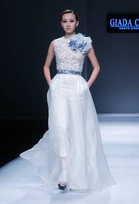 (151027) -- BEIJING, Oct. 27, 2015 -- A model presents a creation of Giada Curti designed by Giada Belfiore during the China Fashion Week in Beijing, capital of China, Oct. 27, 2015. ) (yxb) CHINA-BEIJING-FASHION WEEK(CN) ChenxJiannan 
