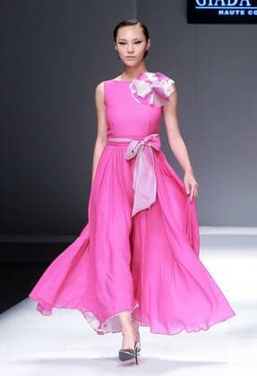 (151027) -- BEIJING, Oct. 27, 2015 -- A model presents a creation of Giada Curti designed by Giada Belfiore during the China Fashion Week in Beijing, capital of China, Oct. 27, 2015. ) (yxb) CHINA-BEIJING-FASHION WEEK(CN) ChenxJiannan 
