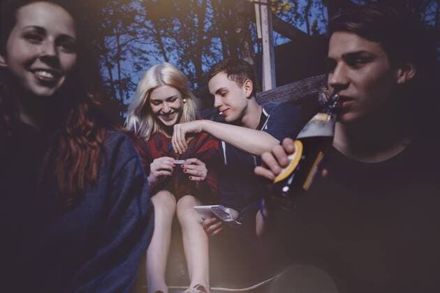Youniverse - Urban Lifestyle Friends hanging out together in the evening model released Symbolfoto  GCF000122