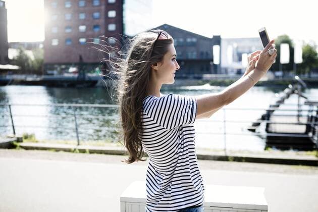 Germany, Duisburg, young woman taking a selfie with smartphone model released Symbolfoto  GDF000863