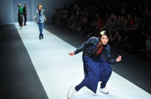 (151027) -- JAKARTA, Oct. 27, 2015 -- A model presents a creation by Indonesian designer Obin during the Jakarta Fashion Week 2016 in Jakarta, Indonesia, Oct. 27, 2015. ) INDONESIA-JAKARTA-FASHION WEEK Zulkarnain 