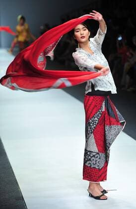 (151027) -- JAKARTA, Oct. 27, 2015 -- A model presents a creation by Indonesian designer Obin during the Jakarta Fashion Week 2016 in Jakarta, Indonesia, Oct. 27, 2015. ) INDONESIA-JAKARTA-FASHION WEEK Zulkarnain 