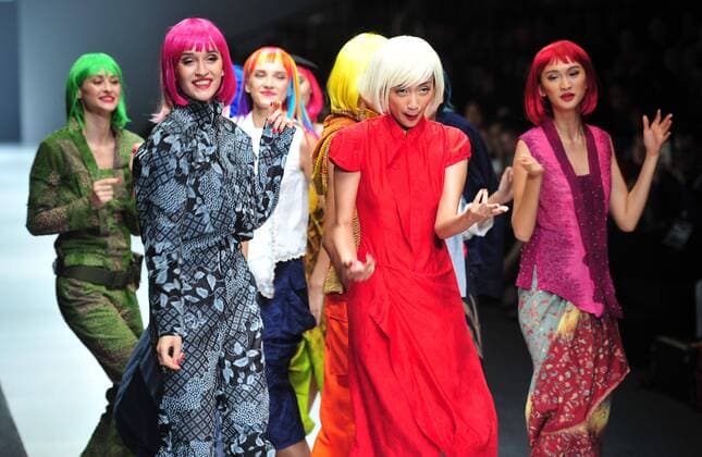 (151027) -- JAKARTA, Oct. 27, 2015 -- Models present creations by Indonesian designer Obin during the Jakarta Fashion Week 2016 in Jakarta, Indonesia, Oct. 27, 2015. ) INDONESIA-JAKARTA-FASHION WEEK Zulkarnain 