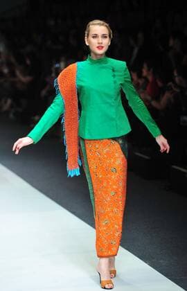 (151027) -- JAKARTA, Oct. 27, 2015 -- A model presents a creation by Indonesian designer Obin during the Jakarta Fashion Week 2016 in Jakarta, Indonesia, Oct. 27, 2015. ) INDONESIA-JAKARTA-FASHION WEEK Zulkarnain 