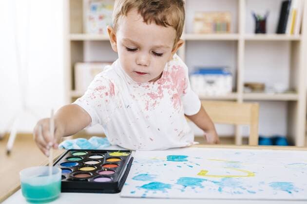 IMAGO Kreativ: Bildung, Kunsterziehung Portrait of little boy painting with watercolours model released Symbolfoto property released  JRFF000030