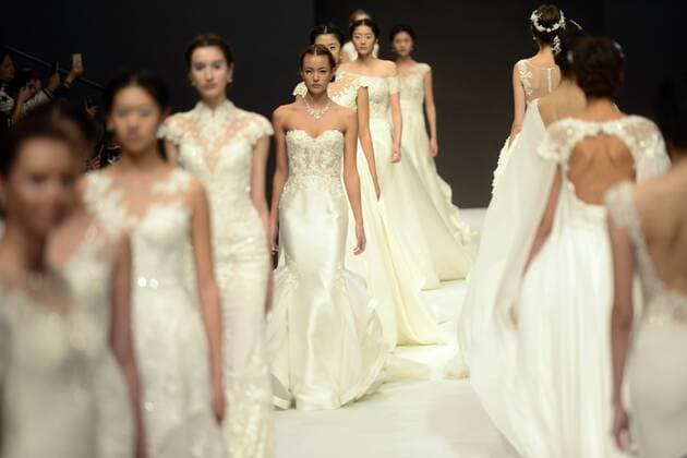 Models present wedding dresses designed by Wei Xinkun during the China Fashion Week in Beijing, capital of China, Oct. 27, 2015.) (ry) CHINA-BEIJING-FASHION WEEK (CN) zhaoxXiaoming 