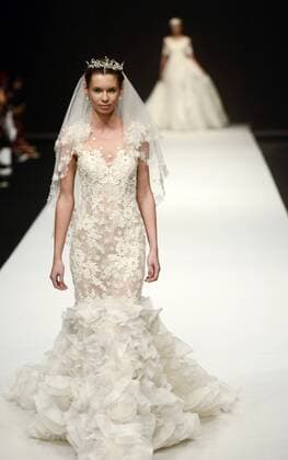 A model presents a wedding dress designed by Wei Xinkun during the China Fashion Week in Beijing, capital of China, Oct. 27, 2015.) (ry) CHINA-BEIJING-FASHION WEEK (CN) zhaoxXiaoming 