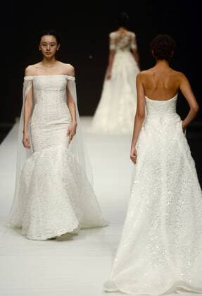 Models present wedding dresses designed by Wei Xinkun during the China Fashion Week in Beijing, capital of China, Oct. 27, 2015.) (ry) CHINA-BEIJING-FASHION WEEK (CN) zhaoxXiaoming 