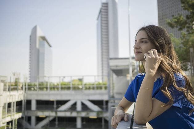 Germany, Frankfurt, businesswoman telephoning with smartphone model released Symbolfoto  RIBF000287