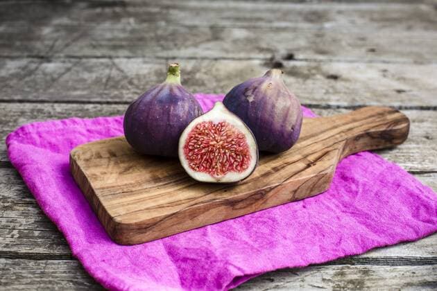 Fresh figs, chopping board  SARF002144