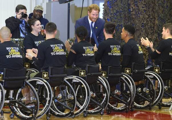HRH Prince Harry greets members of the basketball team as he arrives for a game by wounded service members, October 28, 2015, at Ft. Belvoir, Virginia. The event is a celebration of the Joining Forces Initiative and the upcoming 2016 Invictus Games in Orlando, Florida, in which wounded military personnel compete in sporting competition.  WAP20151028505 MIKExTHEILER Michelle Obama und Prinz Harry besuchen Basketballspiel von Kriegsveteranen in Virginia, USA