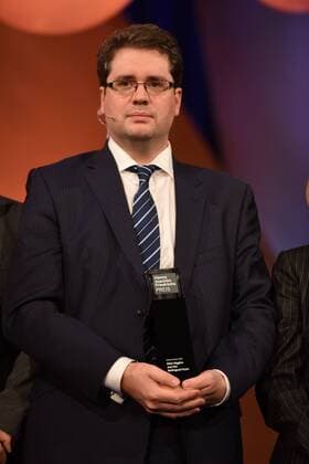 Der Preisträger, der britische Journalist Eliot Higgins posiert am 28.10.2015 in Köln bei der Verleihung des Hanns Joachim Friedrichs Preis 2015.