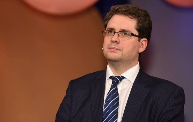 Der Preisträger, der britische Journalist Eliot Higgins posieren am 28.10.2015 in Köln bei der Verleihung des Hanns Joachim Friedrichs Preis 2015.