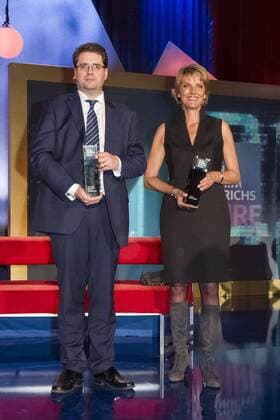 Eliot Higgins, Marietta Slomka bei der Verleihung des Hanns-Joachim Friedrichs Preises am 28.10.2015 in Köln. Verleihung Hanns-Joachim Friedrichs Preis