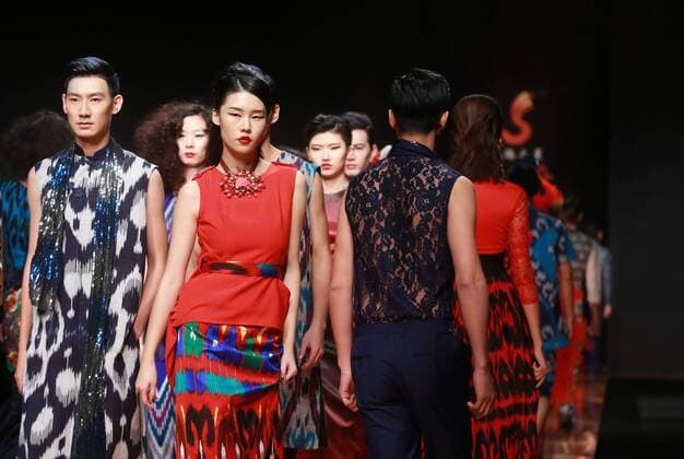 BEIJING, CHINA - OCTOBER 28: (CHINA OUT) Models showcase designs on the runway at Silk Road Star Cheng Yingfen Collection during the Mercedes-Benz China Fashion Week Spring Summer 2016 at Beijing Hotel on October 28, 2015 in Beijing, China.  CFP475064590