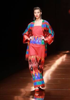BEIJING, CHINA - OCTOBER 28: (CHINA OUT) A model showcases designs on the runway at Silk Road Star Cheng Yingfen Collection during the Mercedes-Benz China Fashion Week Spring Summer 2016 at Beijing Hotel on October 28, 2015 in Beijing, China.  CFP475064591