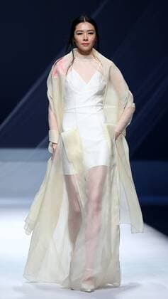 (151029) -- BEIJING, Oct. 29, 2015 -- A model presents a creation designed by Garywat Qu during the China Fashion Week in Beijing, capital of China, Oct. 29, 2015. ) (yxb) CHINA-BEIJING-FASHION WEEK (CN) ChenxJianli 