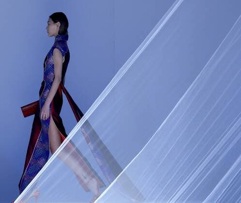 (151029) -- BEIJING, Oct. 29, 2015 -- A model presents a creation designed by Garywat Qu during the China Fashion Week in Beijing, capital of China, Oct. 29, 2015. ) (yxb) CHINA-BEIJING-FASHION WEEK (CN) ChenxJianli 